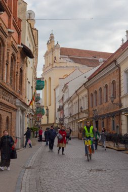 Vilnius, Litvanya - 11 Nisan 2019: Vilnius Eski Kasabası sokaklarında yaşayan turistler ve yerel halk.