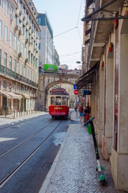 LISBON, PORTUGAL - 13 Eylül 2019: Lizbon caddesindeki ünlü eski tramvaylar.