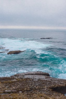 Peniche 'de taş sahili ve Atlantik Okyanusu. Portekiz