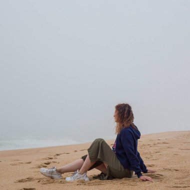 Deniz ve kumlu sahil yoğun siste, sonbahar günü