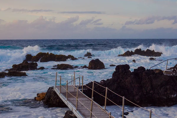 Pierre de lave sur la plage de Piscinas Naturais Biscoitos. Océan Atlantique. Terceira Açores, Portugal. — Photo