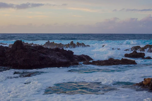 Lavasteine am Strand von Piscinas Naturais Biscoitos. Atlantik. Terceira Azoren, Portugal. — Stockfoto