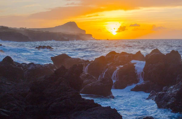 Камені лави на пляжі Піскінаса Природи Біскоітоса. Атлантичний океан. Terceira Azores, Portugal. — стокове фото