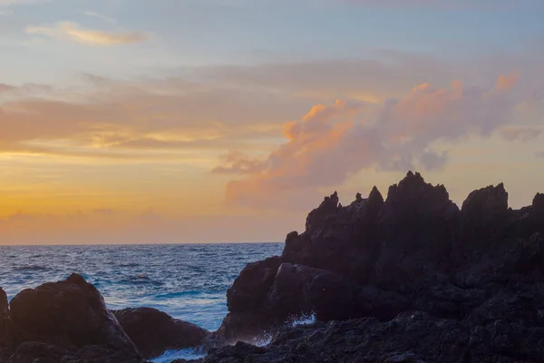 Lava kövek a strandon Piscinas Naturais Biscoitos. Atlanti-óceán. Terceira Azori-szigetek, Portugália. — Stock Fotó