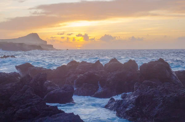 Pedras de lava na praia de Piscinas Naturais Biscoitos. Oceano Atlântico. Terceira Açores, Portugal . — Fotografia de Stock