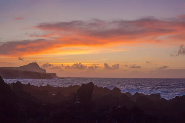 Lava kövek a strandon Piscinas Naturais Biscoitos. Atlanti-óceán. Terceira Azori-szigetek, Portugália. — Stock Fotó
