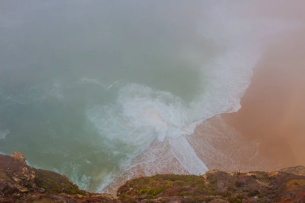 Deniz ve kumlu sahil yoğun siste, sonbahar günü — Stok fotoğraf