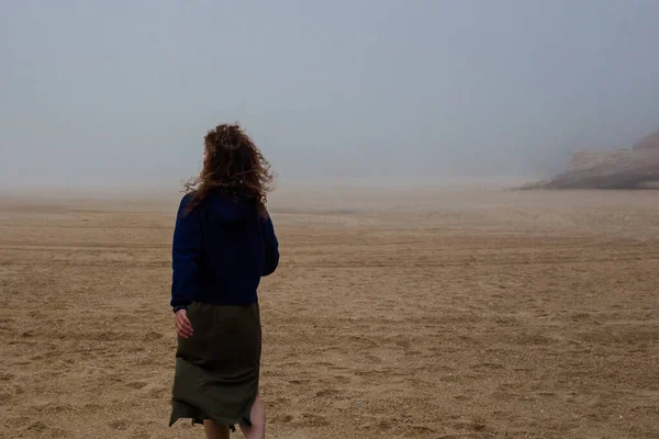 Θάλασσα και αμμώδης παραλία σε πυκνή ομίχλη, φθινοπωρινή μέρα — Φωτογραφία Αρχείου