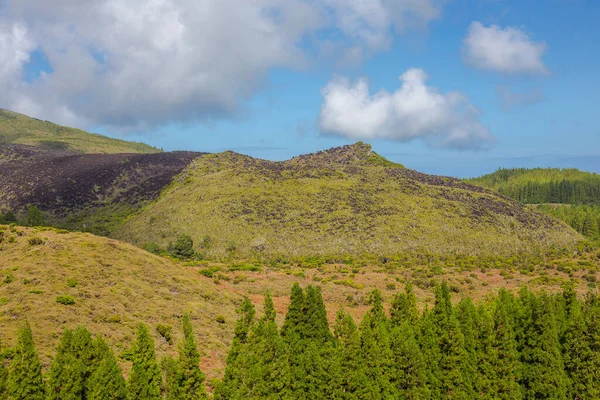 เนินเขาเหนือทุ่งนา เกาะ Terceira ใน Azores ด้วยท้องฟ้าสีฟ้าและเมฆ . — ภาพถ่ายสต็อก