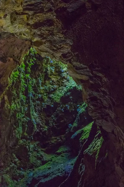 Jaskinia w wymarłym wulkanie na wyspie Terceira Gruta do Algar do Carvao. Azory, Portugalia — Zdjęcie stockowe