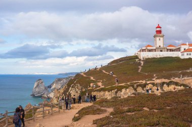 CABO DA ROCA, PORTUGAL - 20 Eylül 2019: Cabo da Roca 'da turistler. Roca Burnu