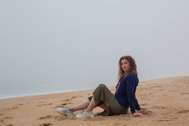 Deniz ve kumlu sahil yoğun siste, sonbahar günü