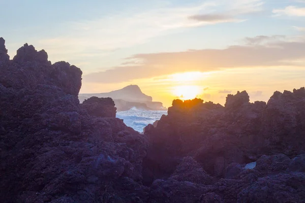 Pedras de lava na praia de Piscinas Naturais Biscoitos. Oceano Atlântico. Terceira Açores, Portugal . — Fotografia de Stock