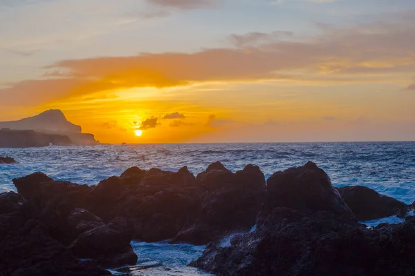 Lava kövek a strandon Piscinas Naturais Biscoitos. Atlanti-óceán. Terceira Azori-szigetek, Portugália. — Stock Fotó