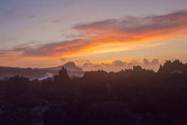 Pedras de lava na praia de Piscinas Naturais Biscoitos. Oceano Atlântico. Terceira Açores, Portugal . — Fotografia de Stock