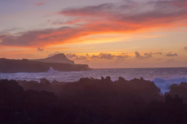 Pedras de lava na praia de Piscinas Naturais Biscoitos. Oceano Atlântico. Terceira Açores, Portugal . — Fotografia de Stock