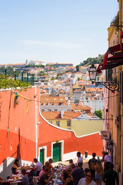 LISBOA, PORTUGAL - SETEMBRO 13, 2019: Café ao ar livre nas ruas antigas de Alfama, com vista para a Baixa — Fotografia de Stock