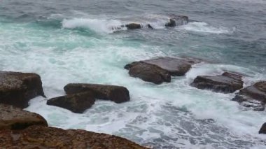 Peniche 'de taş sahili ve Atlantik Okyanusu. Portekiz