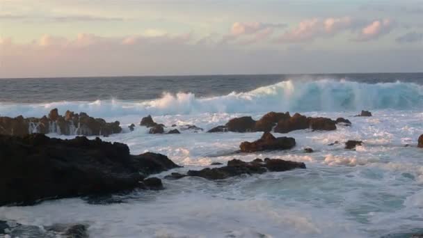 Lava stenen op het strand van Piscinas Naturais Biscoitos. Atlantische Oceaan. Terceira Azoren, Portugal. — Stockvideo