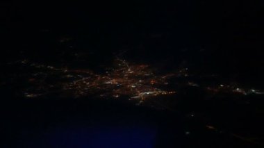 Varşova 'ya gece uçuşu. Lomboz manzarası. Şehir Işıkları