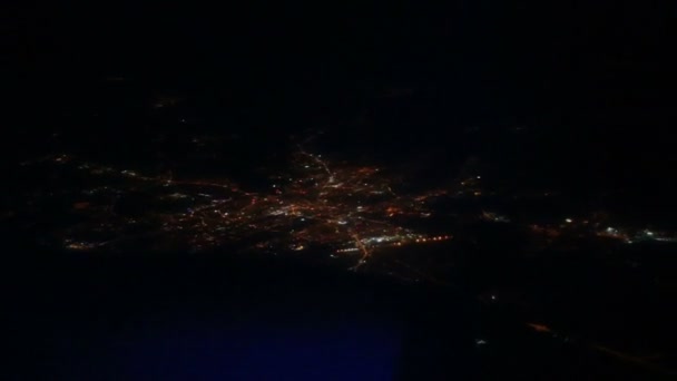 Vuelo sobre la noche Varsovia. La vista desde el ojo de buey. Luces de ciudad — Vídeos de Stock