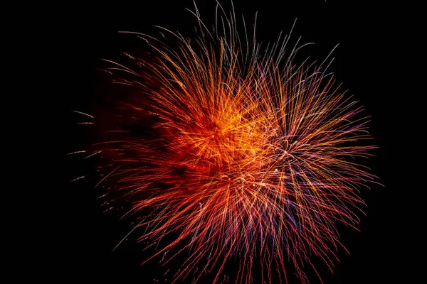 Imagen Colorido Espectáculo Fuegos Artificiales Sobre Fondo Cielo Oscuro — Foto de Stock