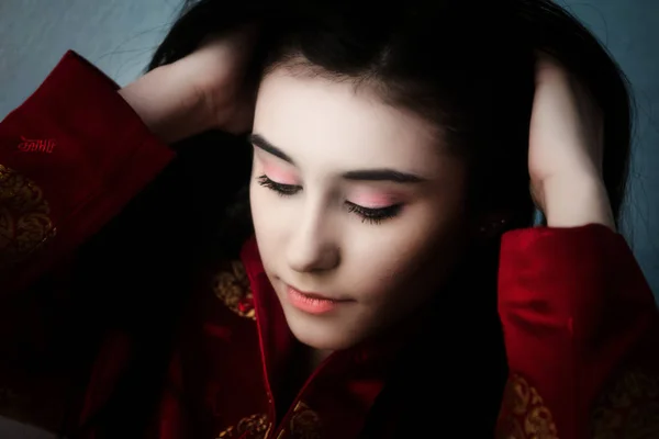 Kép Egy Csinos Fiatal Lány Nézett Ázsiai Ihletésű Piros Felső — Stock Fotó