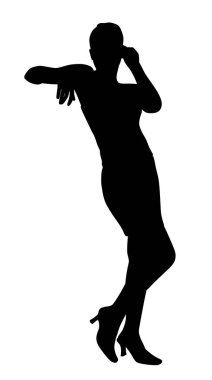 Çekici bir kadın bir şeye yaslanıyor.