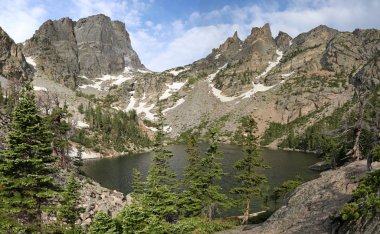 Emerald Gölü ile Hallett en yüksek ufukta Rocky Dağı Milli Park, Colorado'vurdu.