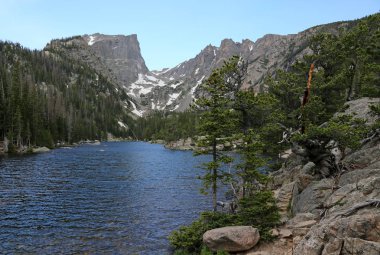 Rüya Gölü Hallett en yüksek ufukta iz Emerald Gölü Rocky Mountain National Park, Colorado'da atış ile.
