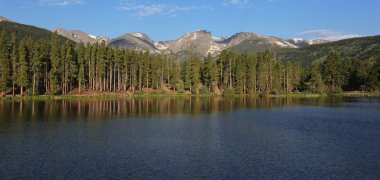 Sunrise, Rocky Mountain National Park, Colorado'da bulunan gölde Sprague.