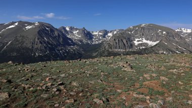 Tundra iz Ridge Road Rocky Mountain National Park, Colorado'da hemen ötesinde. Taşlar tepe, Sprague dağ, Hayden Spire, Terra Thomah dağ ve Ida Dağı dağ doruklarına içinde geçmiş soldan sağa vardır.