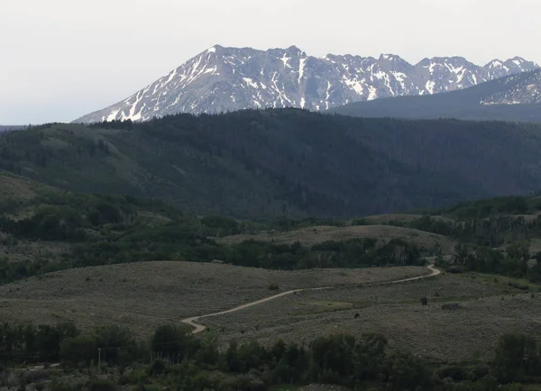 Camino Tierra Que Corre Través Naturaleza Con Una Montaña Rocosa —  Fotos de Stock