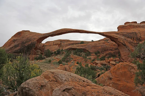 Eine Verhangene Aufnahme Des Landscape Arch Devils Garden Arches National — Stockfoto