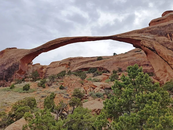 Eine Verhangene Aufnahme Des Landscape Arch Devils Garden Arches National — Stockfoto