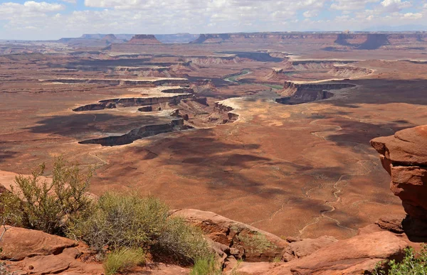 犹他州Canyonlands国家公园 一辆沿着Shafer Canyon路行驶的汽车沿着悬崖边行驶 — 图库照片