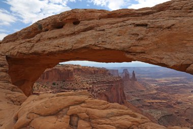 Utah, Canyonlands Ulusal Parkı 'ndaki Mesa Kemeri' nden bir manzara..