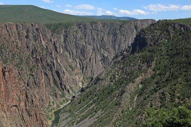Gunnison Nehri, Colorado 'nun kara Kanyonu 'nda yer alan vadiden geçiyor..