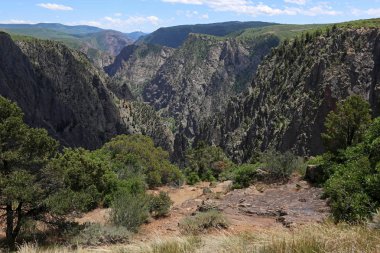 Gunnison Ulusal Parkı'nın Kara Kanyon'daki geçit, Colorado.