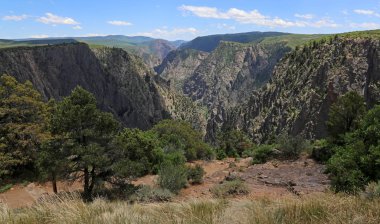 Gunnison Ulusal Parkı'nın Kara Kanyon'daki geçit, Colorado.