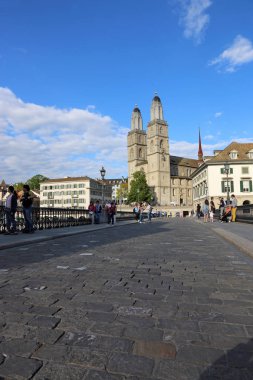 Zürih, İsviçre 30 Mayıs 2019: Mnsterbrcke köprüsünden Grossmnster görünümünde çok sayıda turist. 