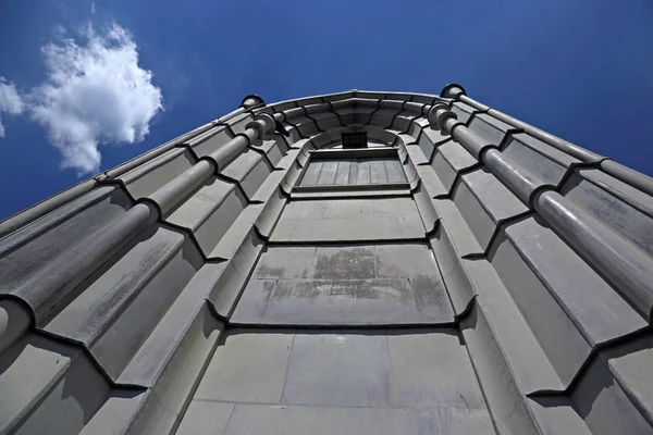 Mirando Hacia Una Las Torres Iglesia Estilo Románico Grossmunster Gran —  Fotos de Stock