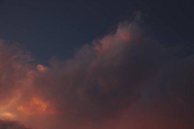 Alacakaranlıkta çekilen pembe bir bulut.