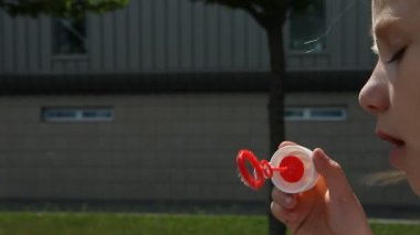 Kız Açık sabun köpüğü üfleme