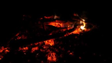 Sıcak yanan ateş odun kömür - ateş köz ve büyük şömine ışıl ışıl smoldering küllerinden yakın çekim