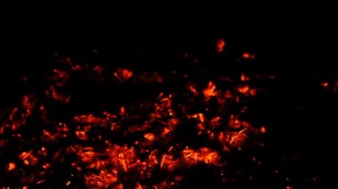 Sıcak yanan ateş odun kömür - ateş köz ve büyük şömine ışıl ışıl smoldering küllerinden yakın çekim