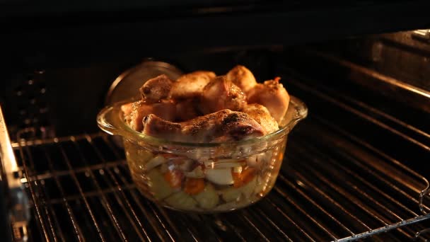 烤鸡腿家禽在烤箱里用蔬菜和马铃薯 — 图库视频影像