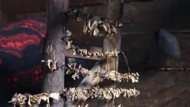 Boletus Mantarı doğal olarak kapalı açık yangında duman dağ kulübe tarafından kurutulduktan Porcini yenilebilir mantar