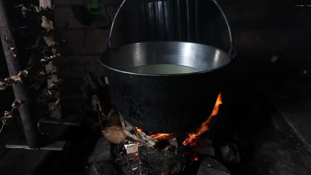 Olla Vapor Sobre Fuego Interior Cabaña Montaña — Vídeos de Stock