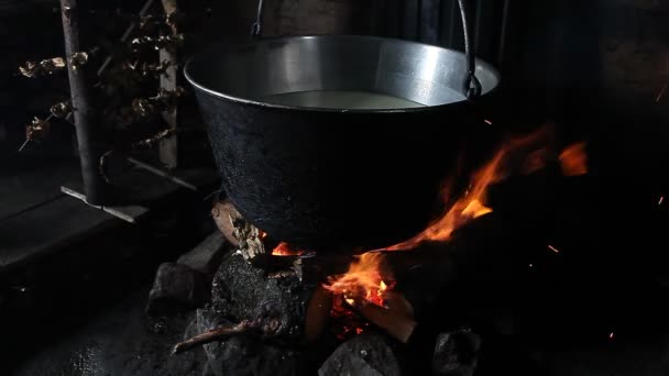 Panela Vapor Sobre Fogo Interior Cabana Montanha — Vídeo de Stock